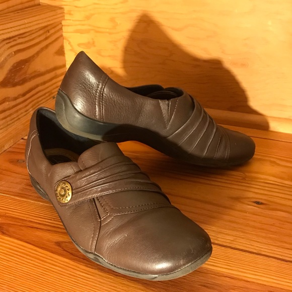 Clarks Shoes - Clark’s Chocolate Brown Leather Flats, EUC, 9